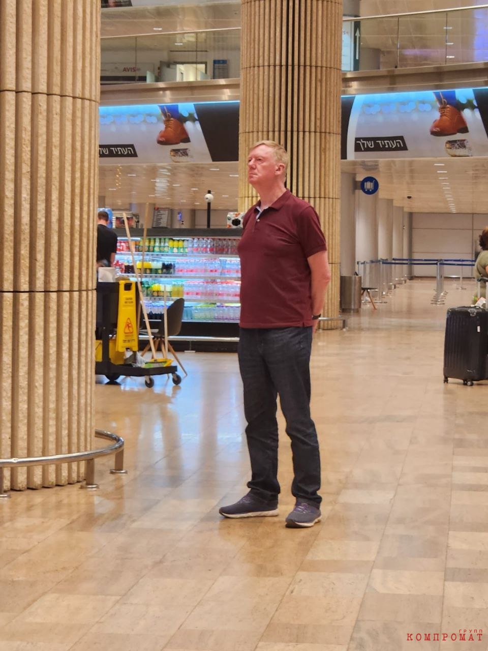 A man who looks like Chubais at Ben Gurion Airport