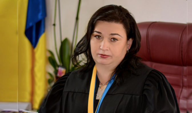 Judge Olga Panchenko excuses herself from a bribe