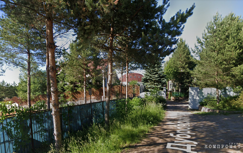 Entrance to the proposed estate of Igor Edel.  Visible mansion with a dome