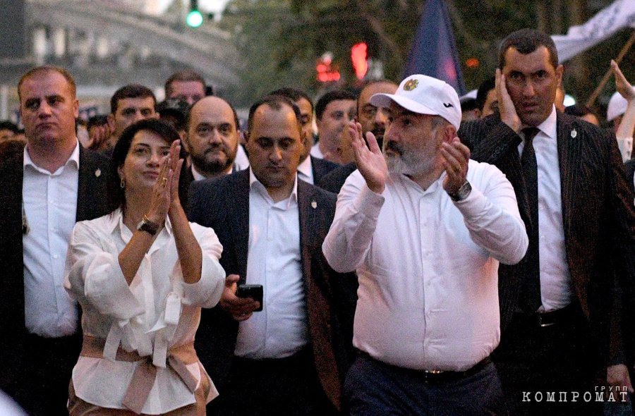 Prime Minister of Armenia Nikol Pashinyan and his wife Anna Hakobyan during a procession as part of the election campaign to the Yerevan City Council