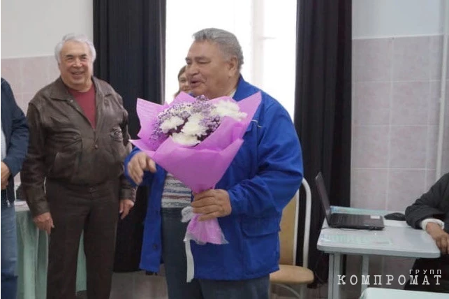Rashit Mamleev (pictured with a bouquet) later became an Honorary Builder of Russia