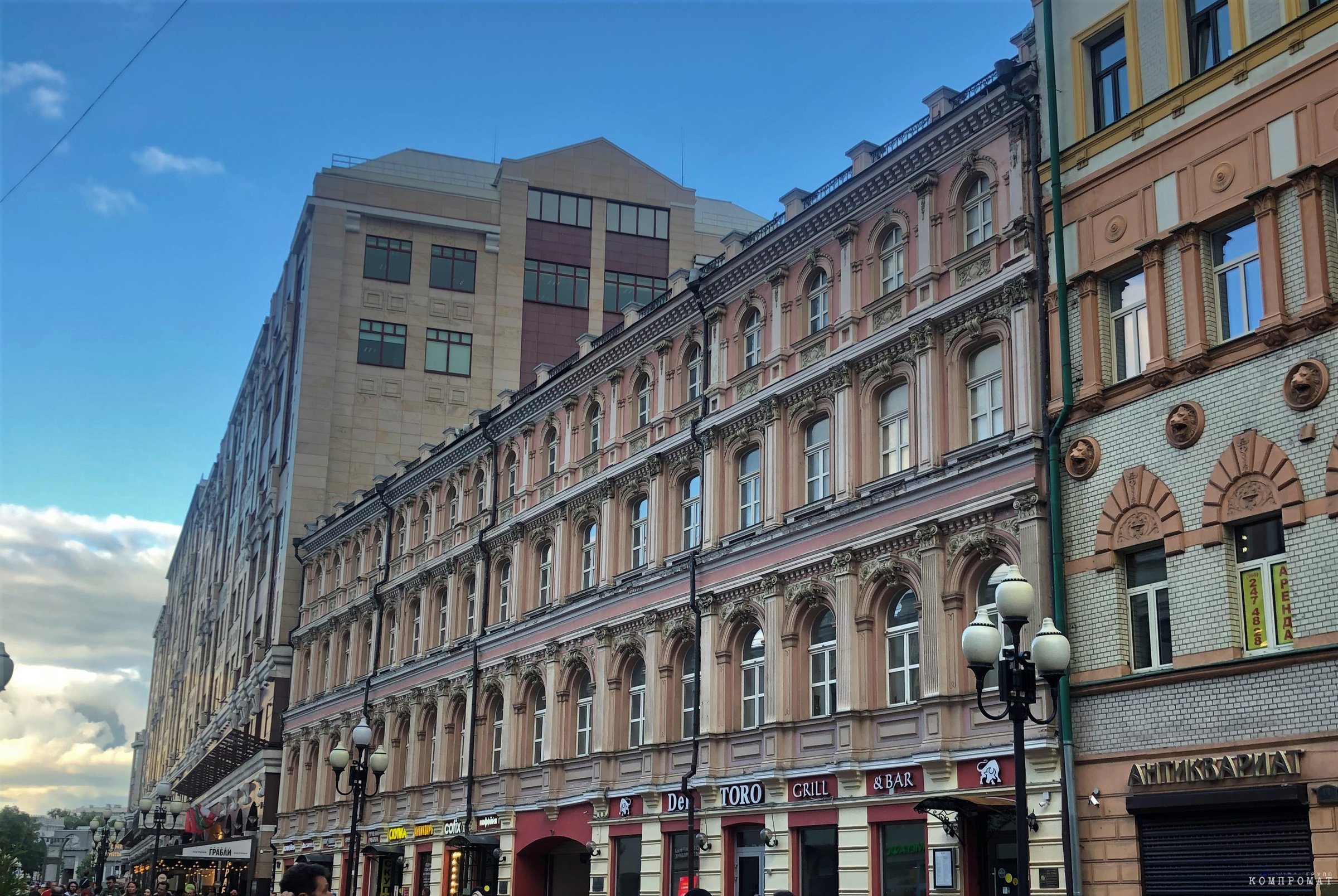 The building is occupied by restaurants and shops.