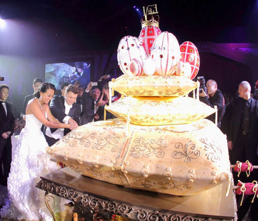 Klyucharev and Veronica Chu cut the wedding cake.
