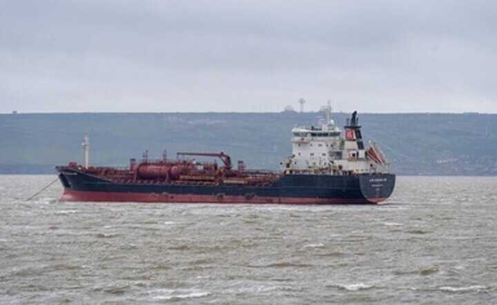 Two tankers carrying 8,000 tons of oil sank in the Kerch Strait.