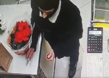 202474 In St. Petersburg, A Saleswoman Fought Off A Robber With A Flower Pot