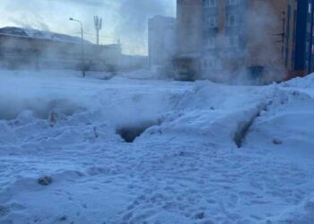 203007 On Sakhalin, The Girl Fell Into The Snow, Inside Of Which Boiled Water Was Hidden