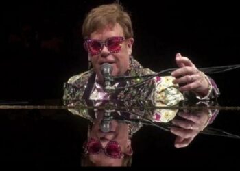 203379 Elton John's private jet caught in a storm and made an emergency landing due to a malfunction