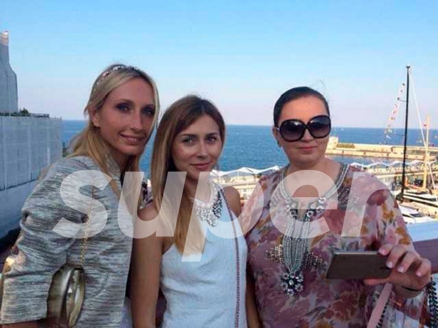 Lyudmila Burlakova with her daughters Elena and Veronica Photo: Super.ru 