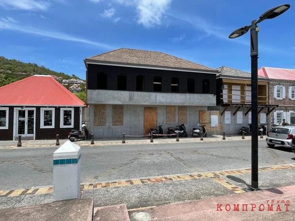 Photo of a building associated with Abramovich in Gustavia, St. Barts.  Per building permits, the building was to include a private residence with four bedrooms and two common spaces for artists.