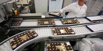 rossijskie konditery iz za sankczij es lishilis emulgatorov i krasitelej Russian confectioners are deprived of emulsifiers and dyes due to EU sanctions