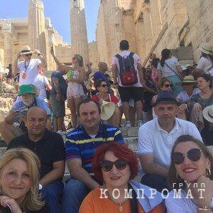 Levan Murusidze (in the second row in the center) and Lela Chania (in the first row in the center) on vacation in Greece