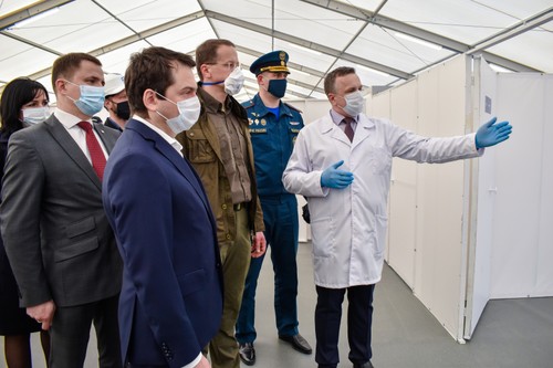 Andrei Chibis (center in the foreground) and Andrei Gurovich (second from right) at the opening 