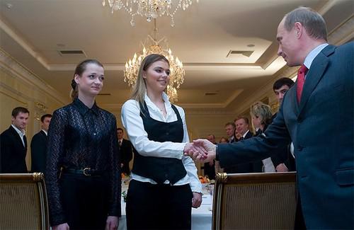 From left to right: Svetlana Khorkina, Alina Kabaeva and Vladimir Putin