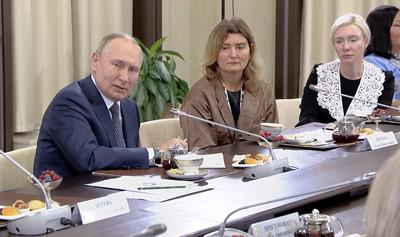 Vladimir Putin and Nadezhda Uzunova (center)