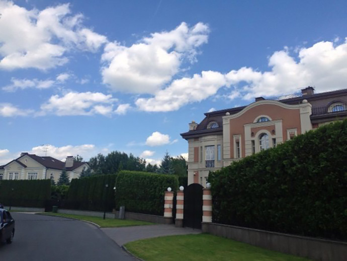 Houses of Nikonov and Lyovochkin near the house donated to Kirill Timoshenko