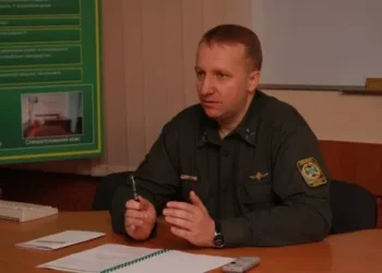 4fc8b1f432224e53fbdb8bd3e8a71ce8 Sergey Mul from the State Border Guard Service appreciates his secretary