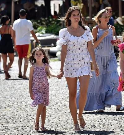 Leya Lou Abramovich (left) and Daria Zhukova