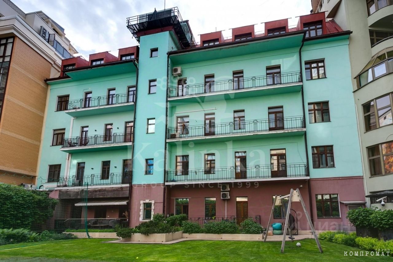 A mansion in the lanes of the Arbat, where the apartment is owned by the family of Peter Aven