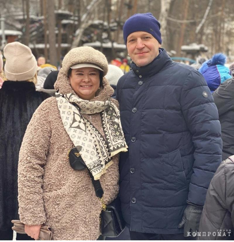 The same couple.  Olga Nikolaevna is wearing a scarf from Louis Vuitton