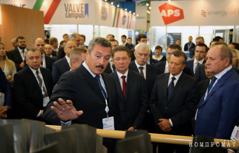 Dmitry Doev demonstrates a gas turbine engine to Alexey Miller, Chairman of the Board of Gazprom PJSC