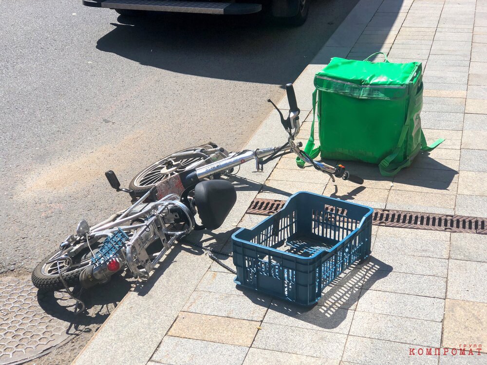 Consequences of an accident involving a cyclist courier in the center of Moscow