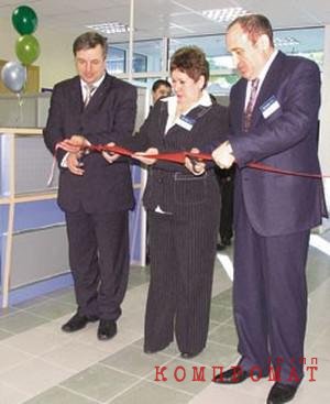 Igor Belokovalenko (right) opens a branch of URALSIB in Stary Oskol (2008)