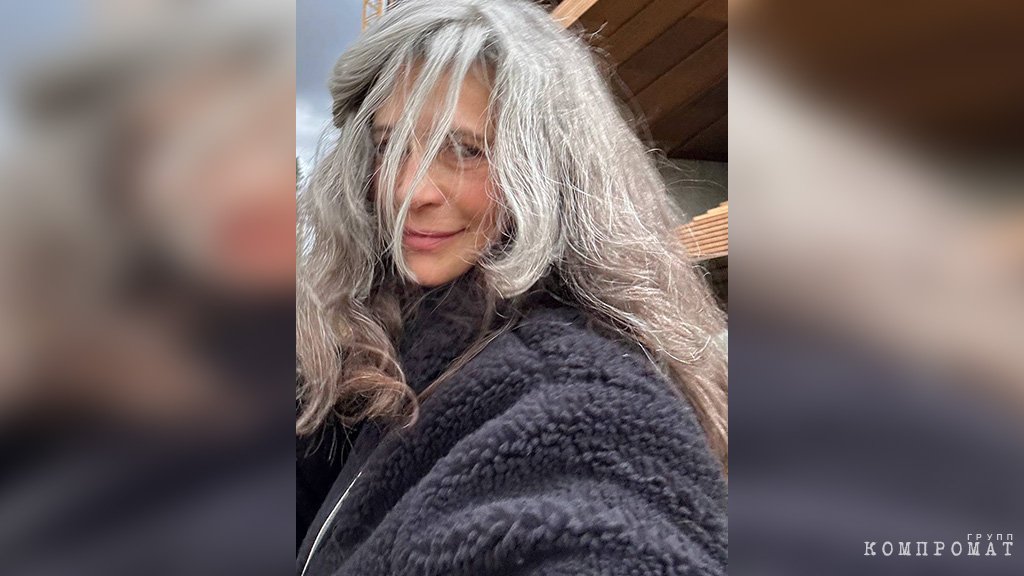 In numerous selfies, the actress is not at all embarrassed by her gray hair and seems to deliberately include ash strands in the composition of the frame