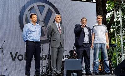 Sergey Savitsky (first from left) and Oleg Khusaenov (second from left)