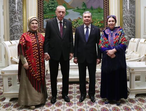 From left to right: Amine and Recep Erdogan, Gurbanguly and Ogulgerek Berdimuhamedov