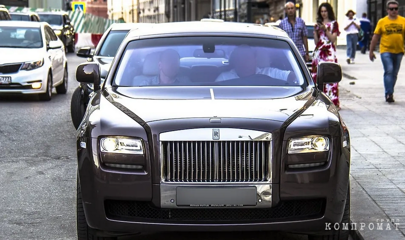 A man who looks like Victoria Shelyagova's husband is driving a Rolls-Royce Ghost