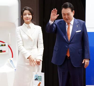 The wife of Yun Seok yeol the shadow cardinal of his The wife of Yun Seok-yeol, the shadow cardinal of his administration, accepted a Dior bag worth $2.2 thousand as a gift from a pastor friend who filmed it with a hidden camera