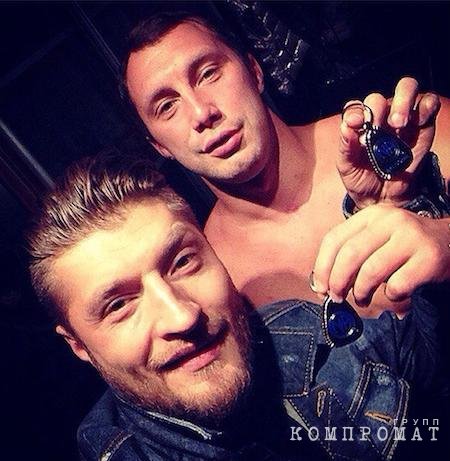 Gennady Spiridonov (right), in his hand he has the NA sign - “Narcotics Anonymous”