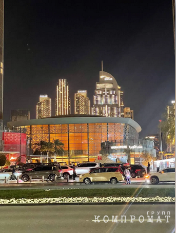 After Purchasing The Apartment, The Kozupica Jr. Family Walked Around Dubai, Photographing The Nightlife Of The Metropolis, And Even Went To See “The Phantom Of The Opera.”