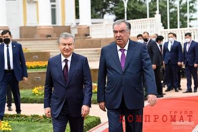 Shavkat Mirziyoyev (foreground left) and Emomali Rahmon