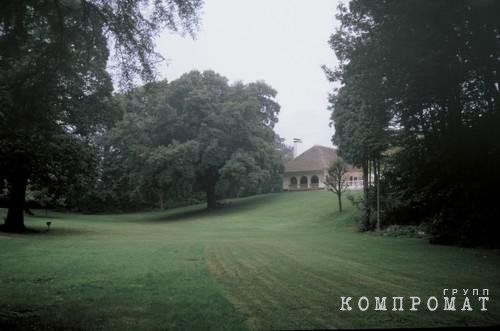 Bungalow in the "pleasure garden" (2000)