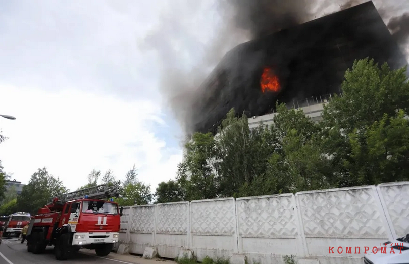 rescuers arrived with only one 30-meter ladder, which was not long enough to reach the sixth and seventh floors