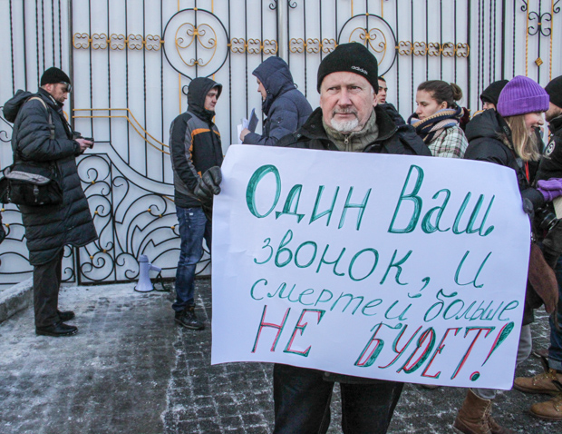 January 2014. 15 activists of the Donetsk Euromaidan picketed Rinat Akhmetov's residence in Donetsk. According to the protesters, the main goal was to call on the richest Ukrainian to influence Ukrainian President Viktor Yanukovych.