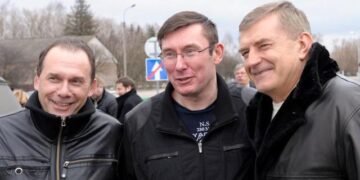 did lutsenko's brothers-in-arms help arbuzov withdraw money from his accounts?