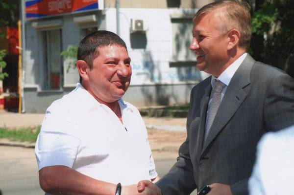 Vadim Vishnevsky (left) with the head of the Kharkov regional council Sergei Chernov