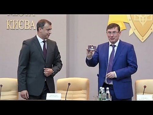 lutsenko presents roman govda with a certificate