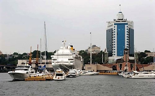 Non-operating hotel at the seaport