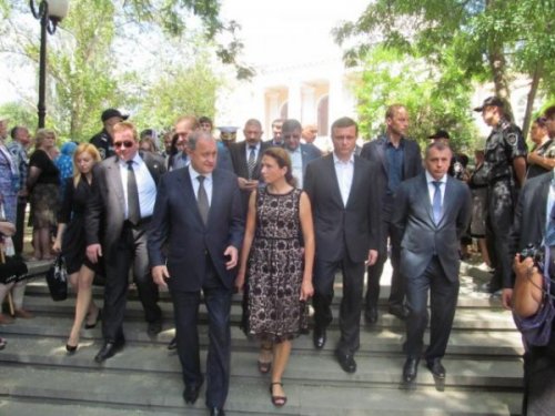 anatoly mogilev and yulia levochkina at bartenev's funeral