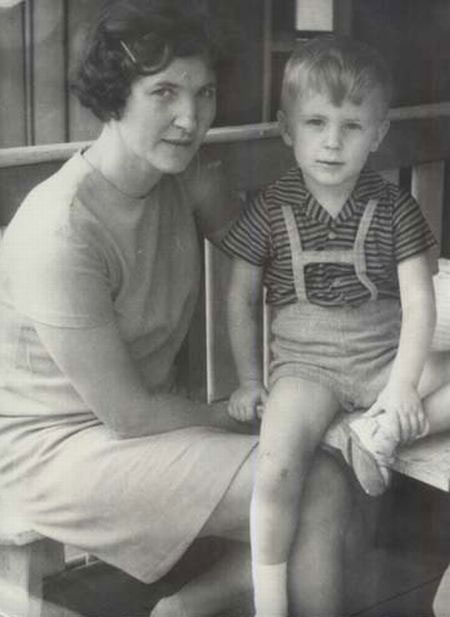 nestor shufrich with his mother maria petrovna