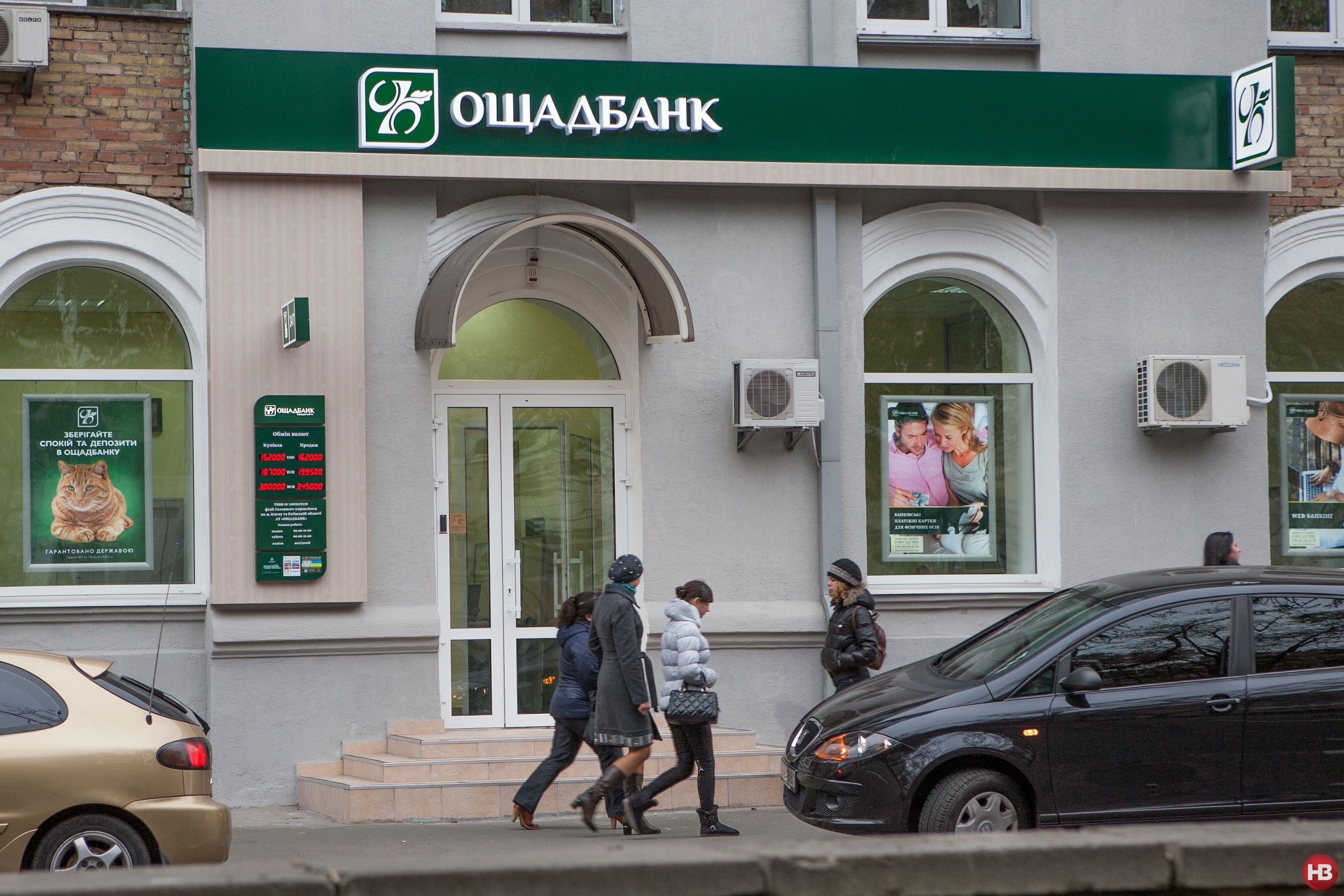 instead of the usual savings banks, oschadbank is now building branches with spacious halls, electronic devices for managing queues and children's corners