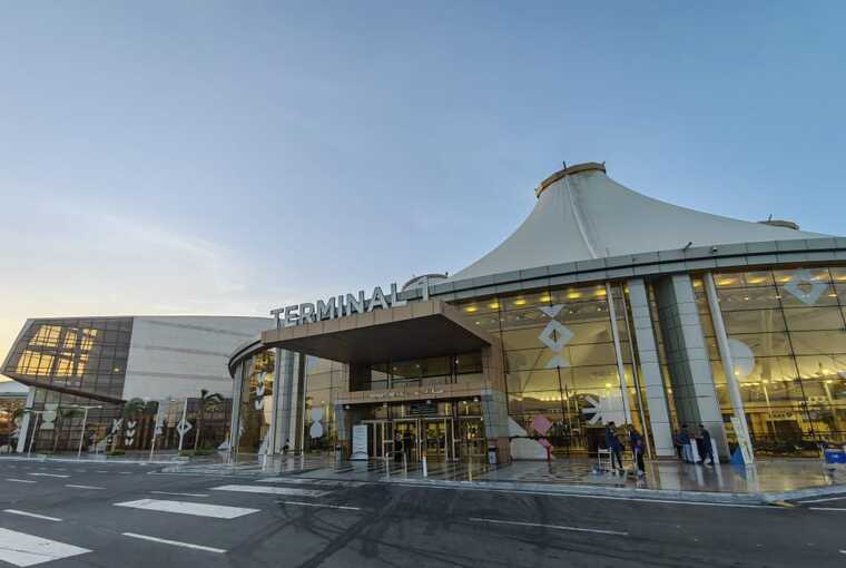 Russian visitors obstructed entrances at Sharm el-Sheikh because of flight postponements.