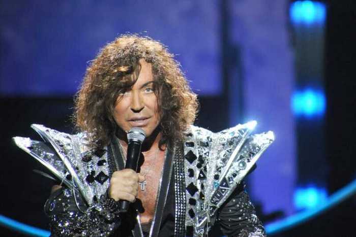 Leontyev gathered a celebrity-filled crowd for an intimate performance aboard a yacht in Paris.