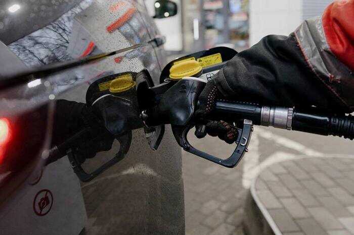 Lukoil gas stations in Azerbaijan have temporarily stopped accepting bank cards due to US sanctions.