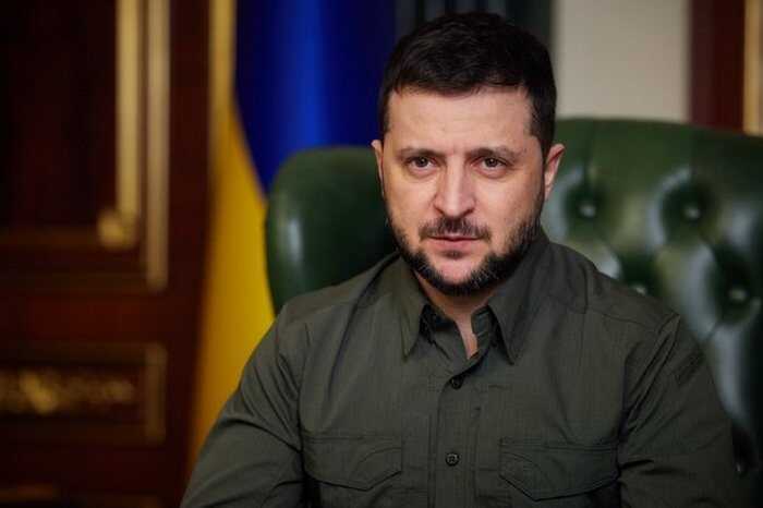 The US is urging Zelensky to promptly finalize a peace accord with Russia, cautioning about more difficult terms later.