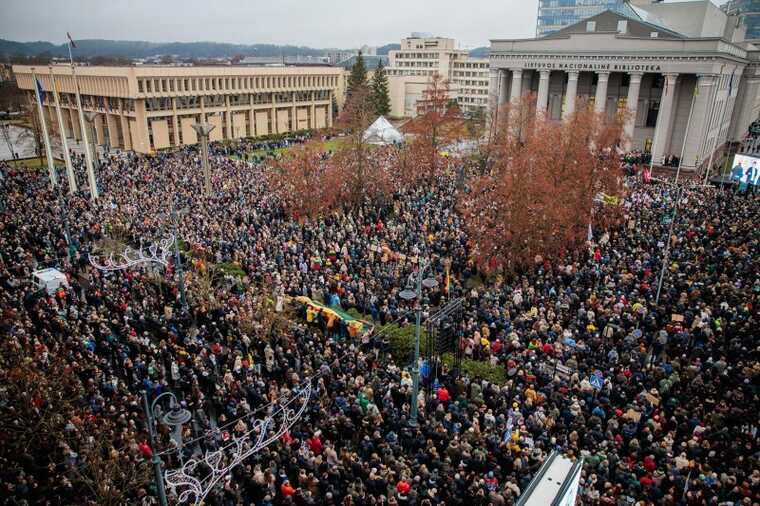 In Lithuania, 10,000 people are protesting against amendments that threaten the independence of the LRT.