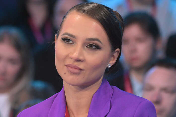 Russian influencer Lerchek is expecting her fourth baby even while confined to her home.